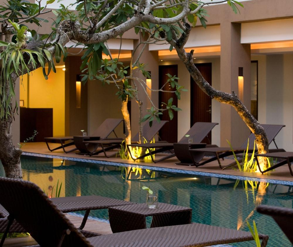 Hotel Santika Kuta Кута Екстериор снимка