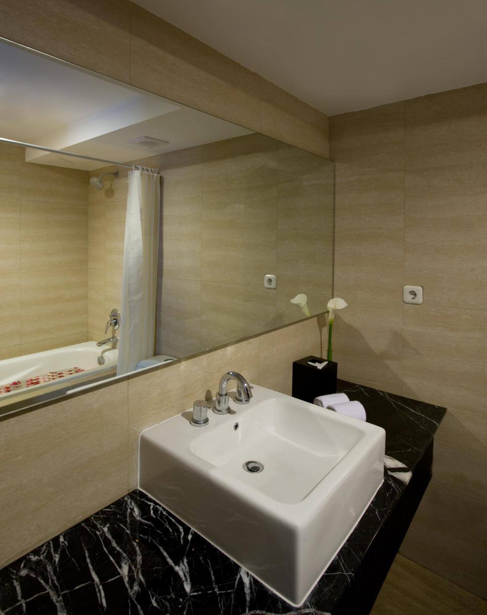 Hotel Santika Kuta Кута Стая снимка